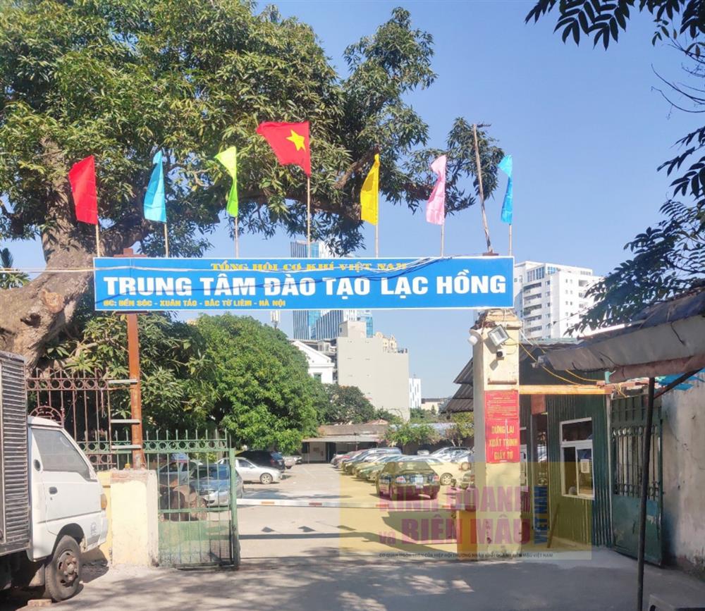 Phường Xuân Tảo (Hà Nội): Bãi xe không phép ngang nhiên chiếm dụng đất Đền Sóc